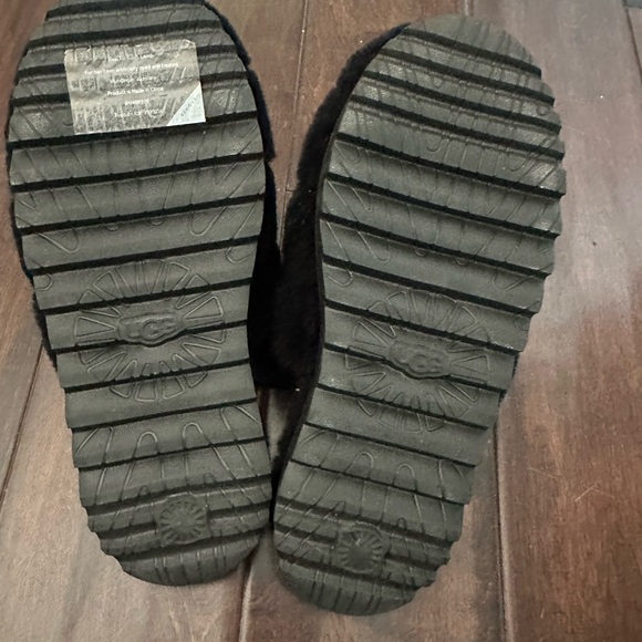 UGG womens Black Fuzzy Slippers size 7 - Picture 5 of 5